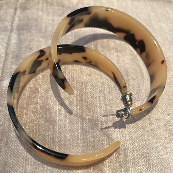 Tortoise Shell Open Hoop Earrings - Picture 3 of 6